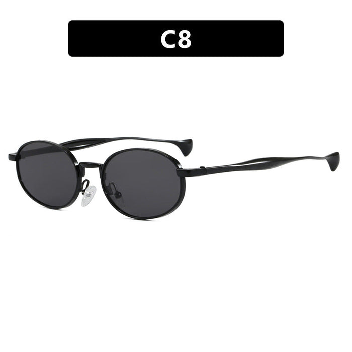 Women's robust round sunglasses with mirrored lenses